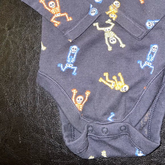 0-3m Old Navy  Skeleton 💀 Day of the Dead  long sleeve onesie t-shirt bones - Picture 2 of 4